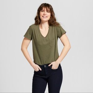 Women's Size S Pocket V-Neck Short Sleeve T-Shirt